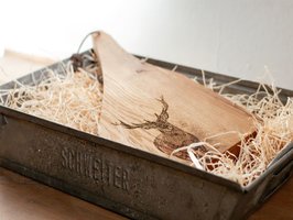 Zinken industri&euml;le decoratiebak (L52 x B20 x H12) incl. eiken serveerplank