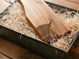 Zinken industri&euml;le decoratiebak (L52 x B20 x H12) incl. eiken serveerplank